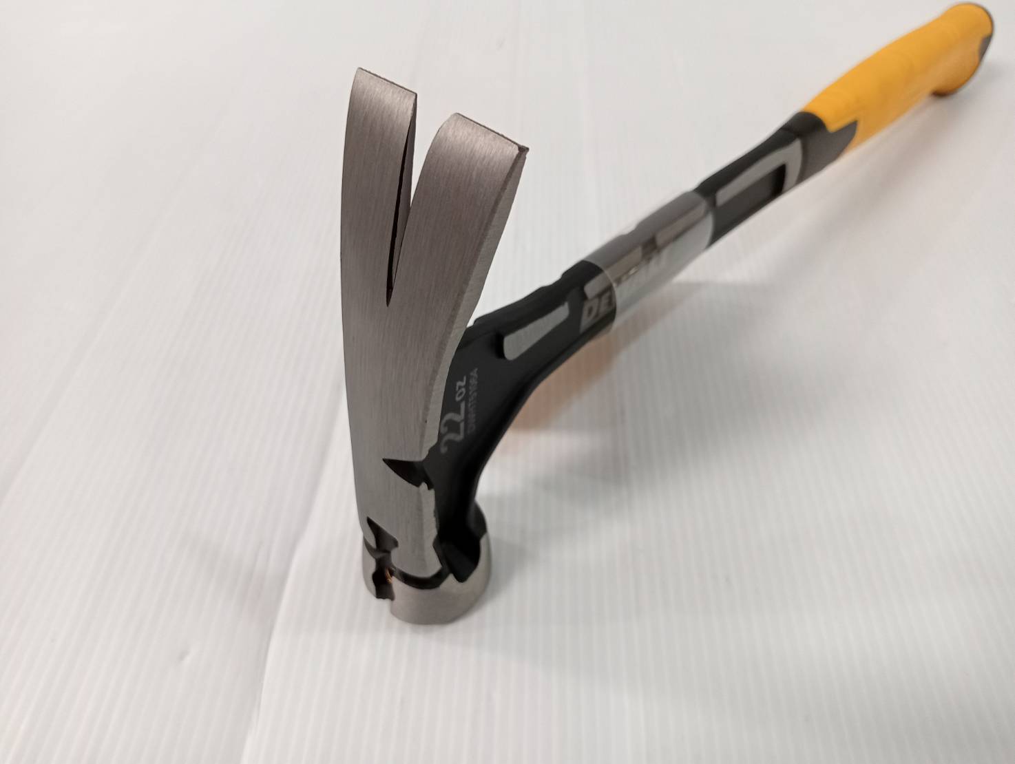 ค้อนหงอนตรง Velocity DeWALT แบบไม่มีประกายไฟ 22Oz DWHT0-51064 DEWALT