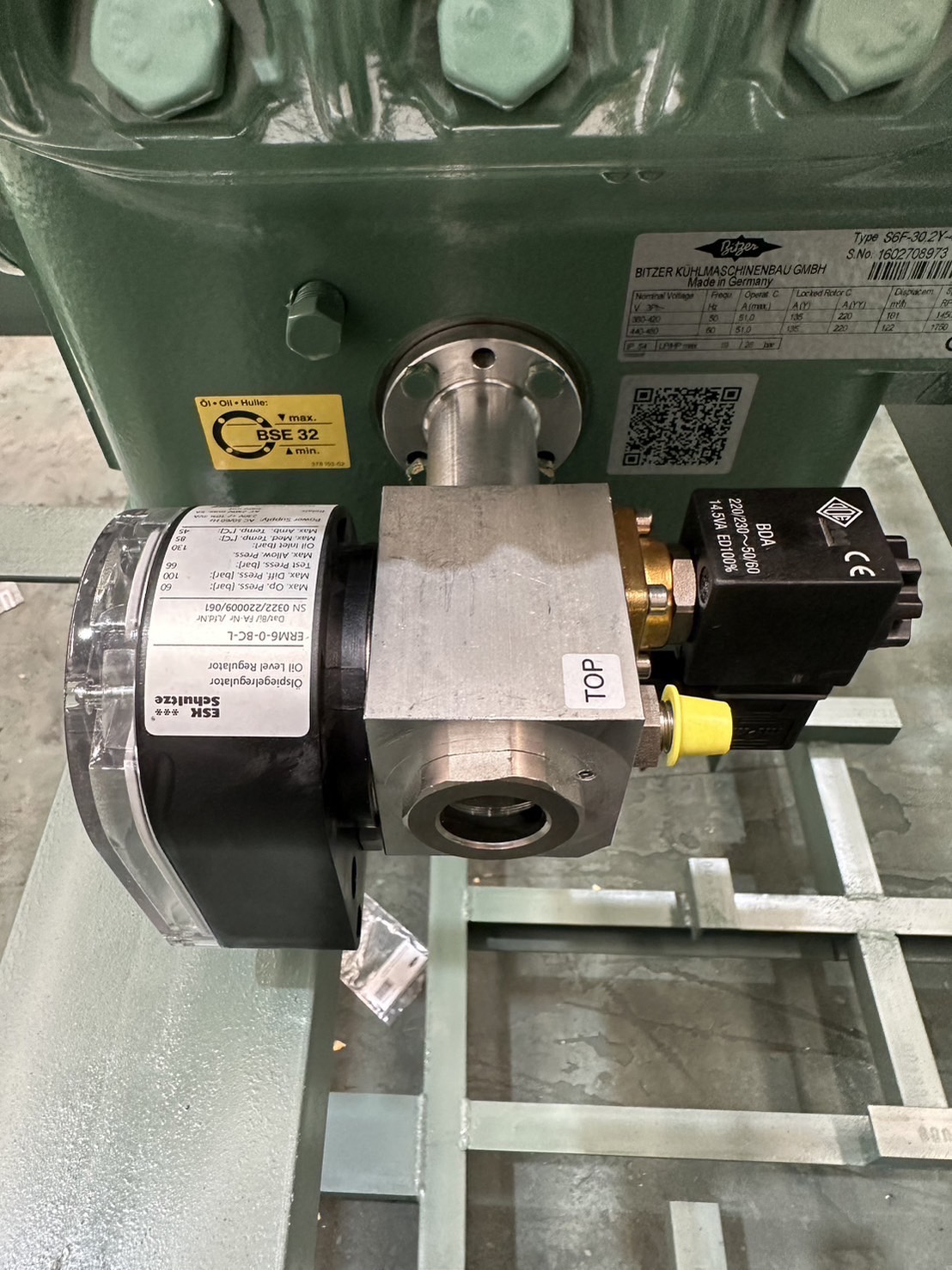 Electronic oil level regulator