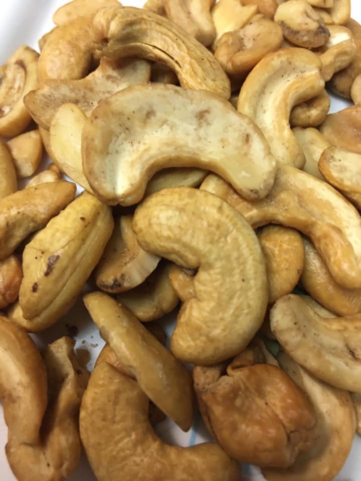 เม็ดมะม่วงหิมพานต์อบเกลือ ไร้น้ำมัน แบบซีกเต็มเม็ดจัมโบ้ ขนาด 500 กรัม 150.-