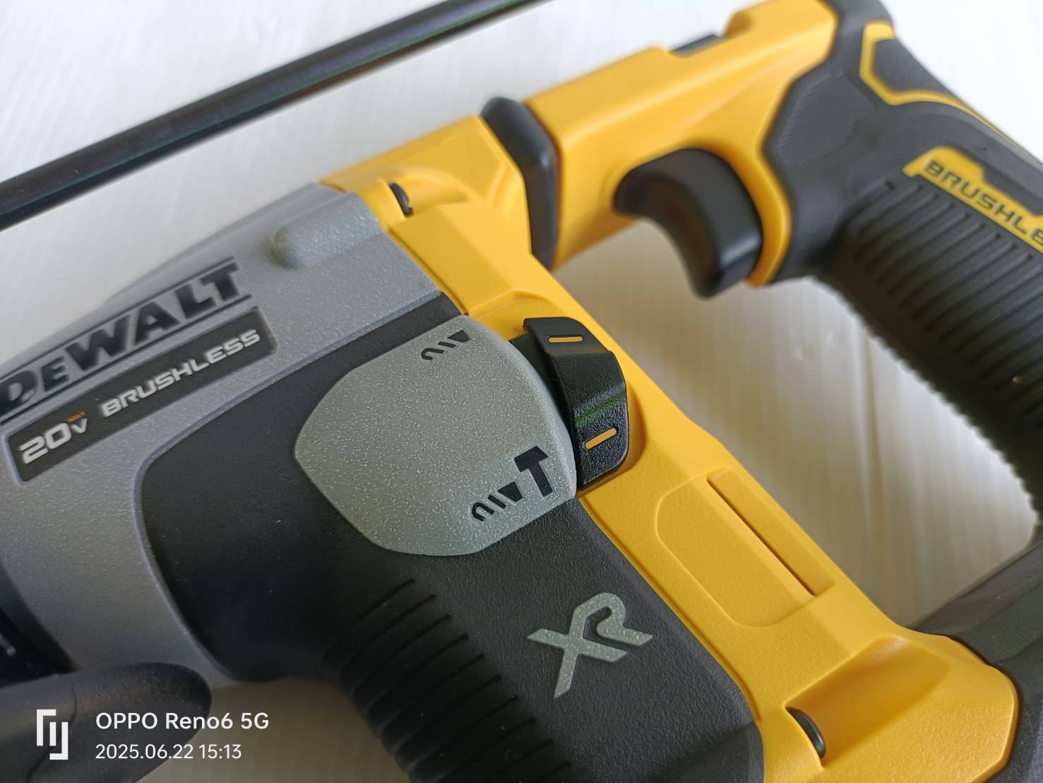 DEWALT รุ่น DCK2213P2TA-B1 ชุดคอมโบ้ไขควงกระแทกและสว่านโรตารี่ไร้สาย