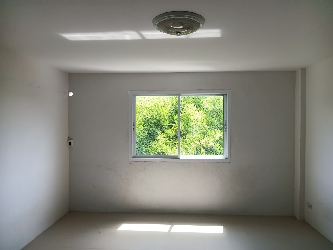 H1265 เซ้งตึกแถว 3.5ชั้น 3คูหา ใกล้วัดสวนแก้ว อยู่ติดทางเข้าวัดศรีราษฎร์ ติดถนนบางกรวย-ไทรน้อย ทำเลดี เหมาะค้าขายหรือทำธุรกิจ