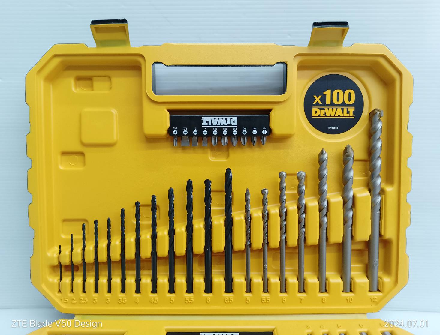 ชุดดอกไขควงและดอกสว่าน 100 ชิ้น DT71566-QZ DEWALT