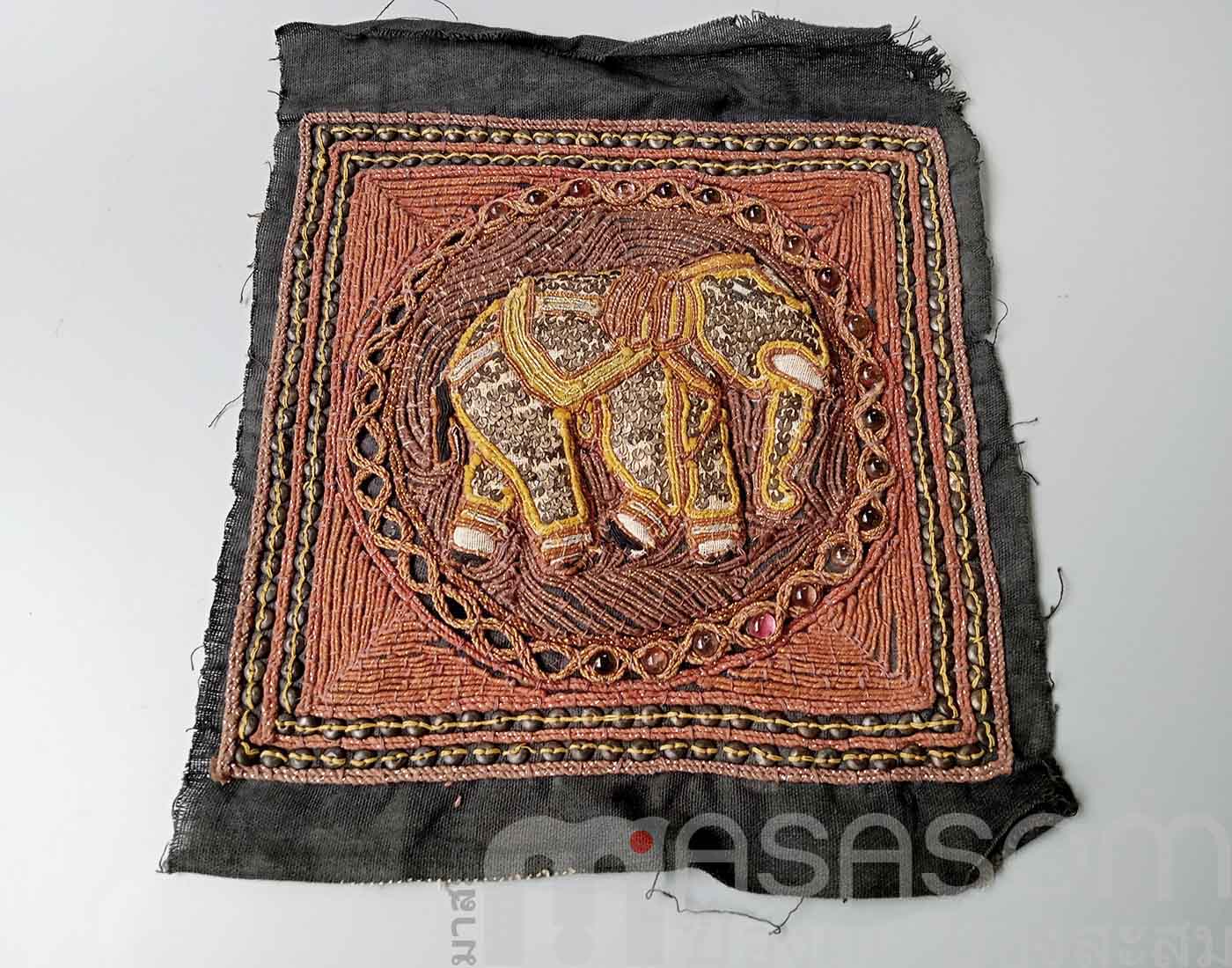 ผ้าปักรูปช้างเก่า