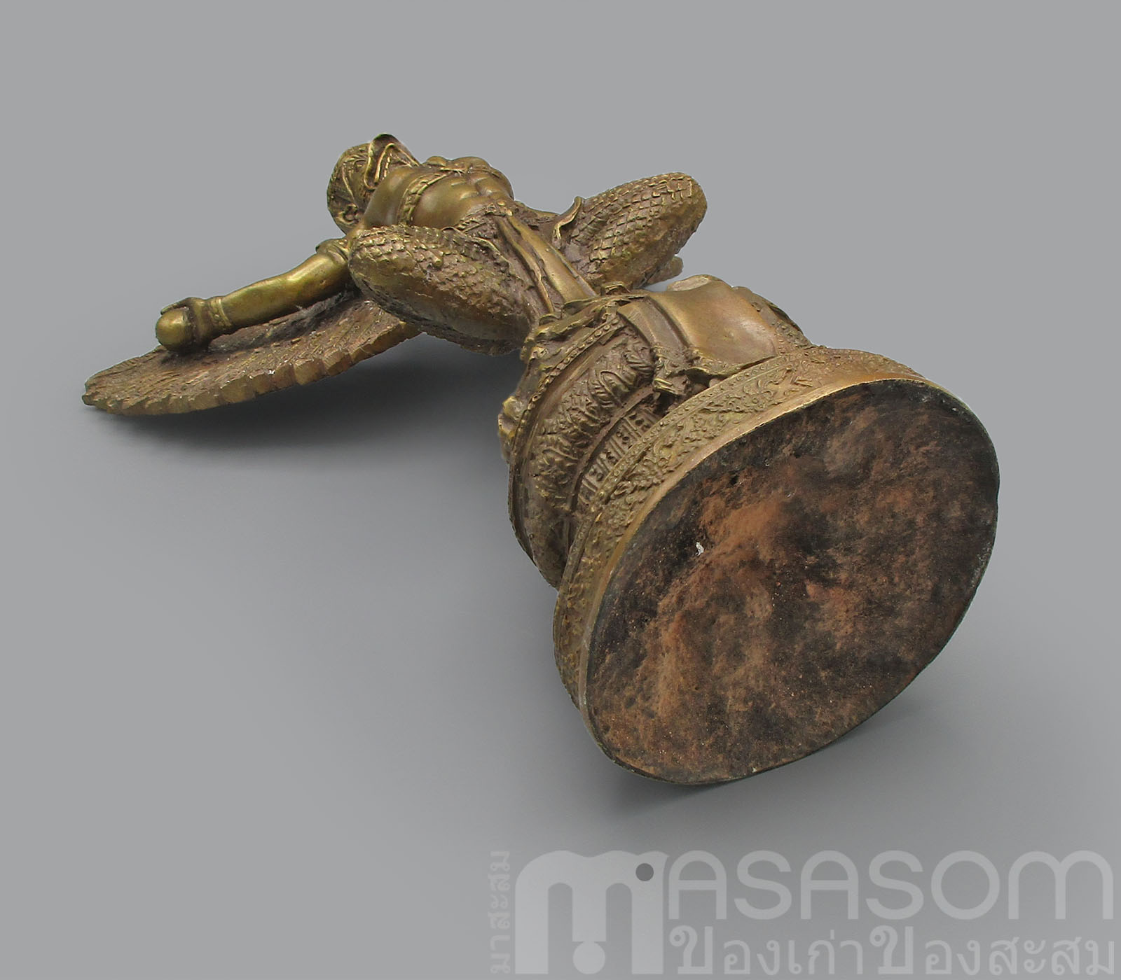 พญาครุฑเหยียบเงินทอง