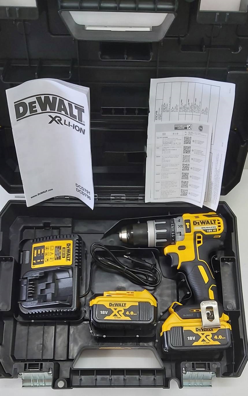 สว่านกระแทกไร้สาย18V DCD796M2 DEWALT