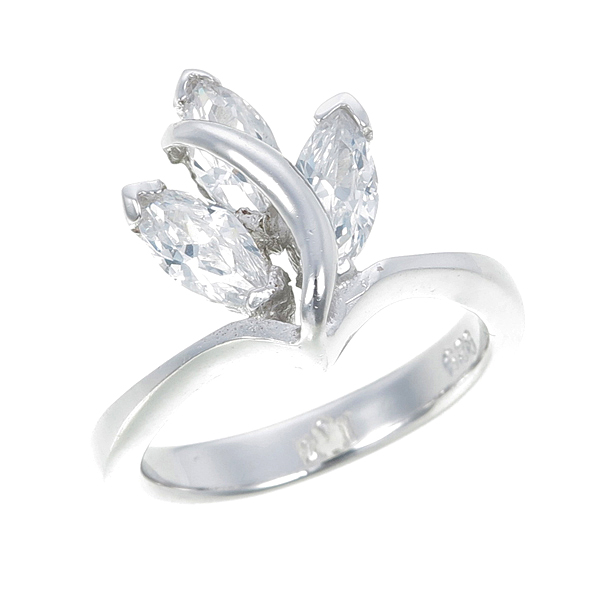 แหวนเพชร ตัวเรือนเงินแท้100% (เงินแท้92.5%) ประดับเพชรCZ ดีไซน์โฉบเฉี่ยวทันสมัยควรค่าแก่การครอบครอง ใส่ติดนิ้วได้ทุกงาน เพชรใช้ระบบการฝัง โดยช่างผู้ชำนาญงานและมีประสบการณ์