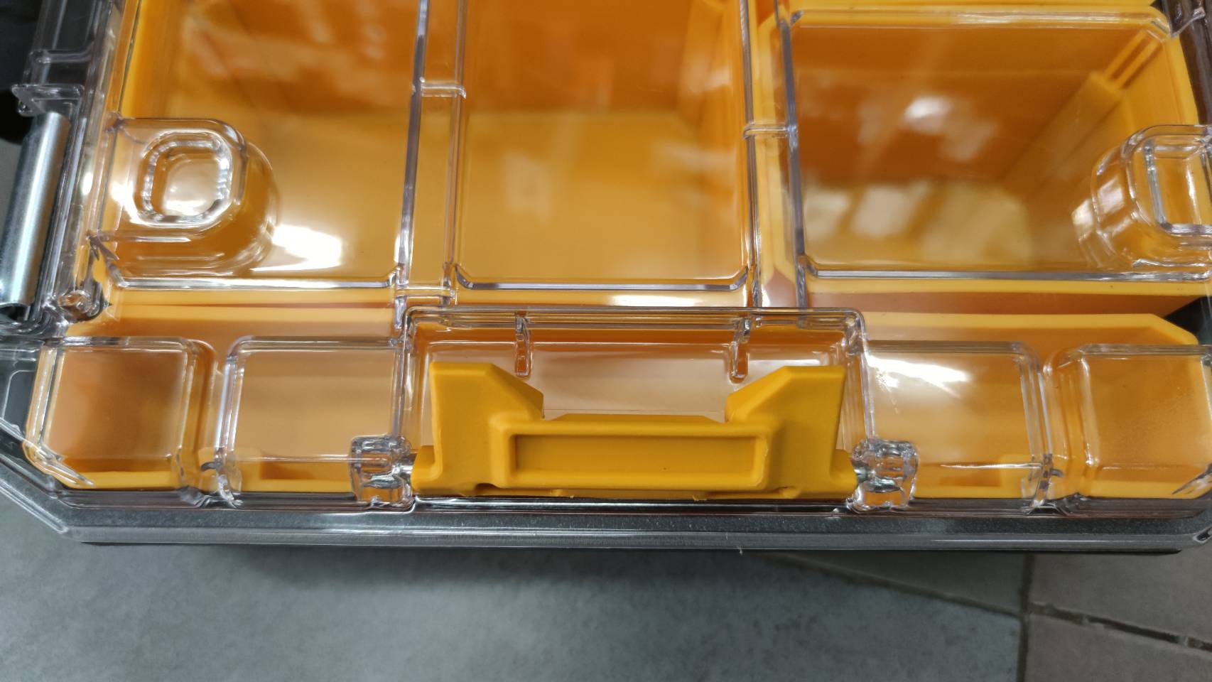 กล่องใส่อุปกรณ์10ช่อง DWST82968-1 DEWALT (T STAK)