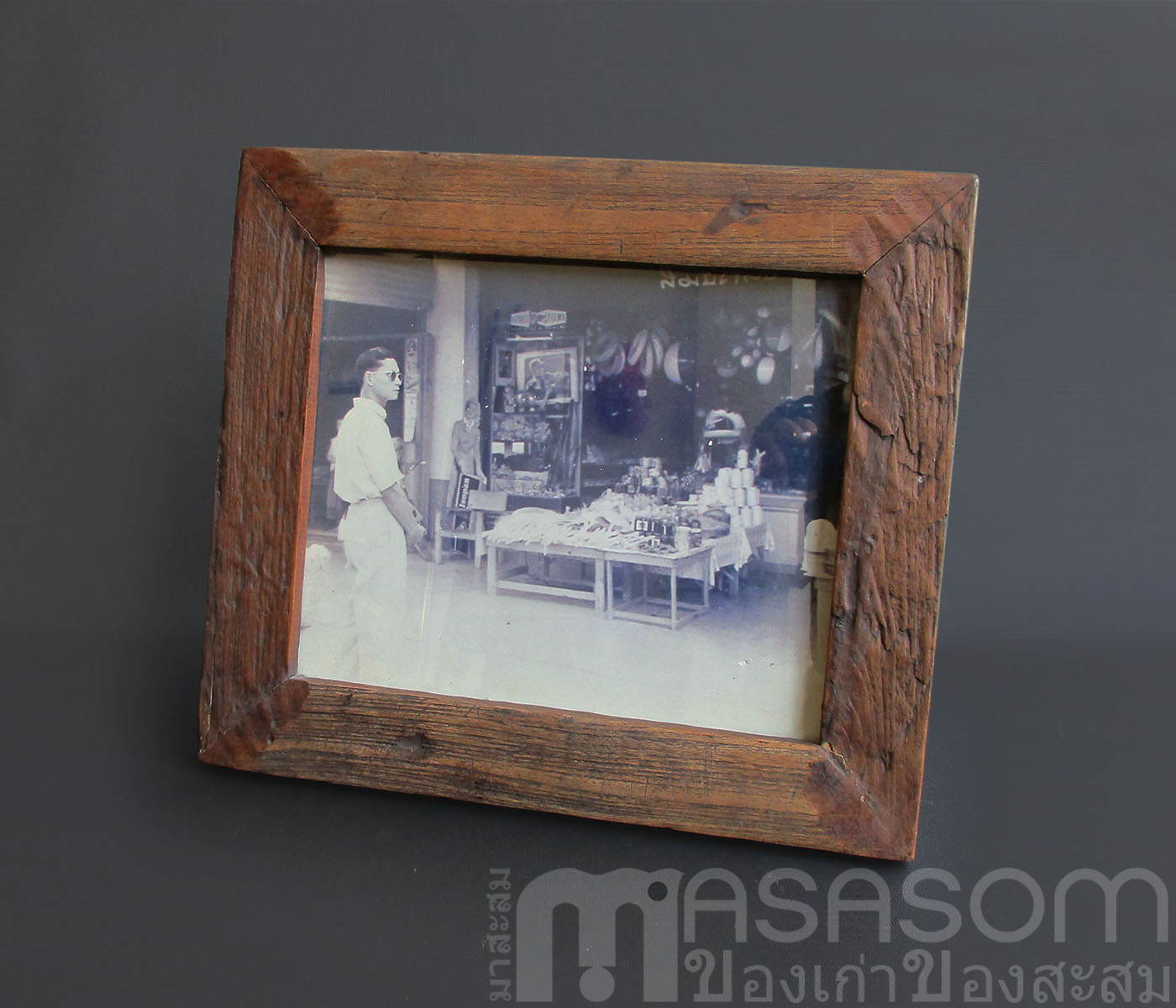 พระบรมฉายาลักษณ์ในหลวง ร.9 ในกรอบไม้