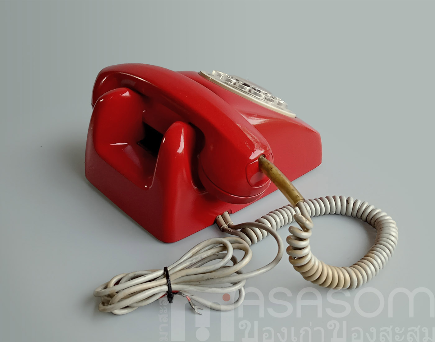 โทรศัพท์แป้นหมุนเก่าสีแดง Ericsson