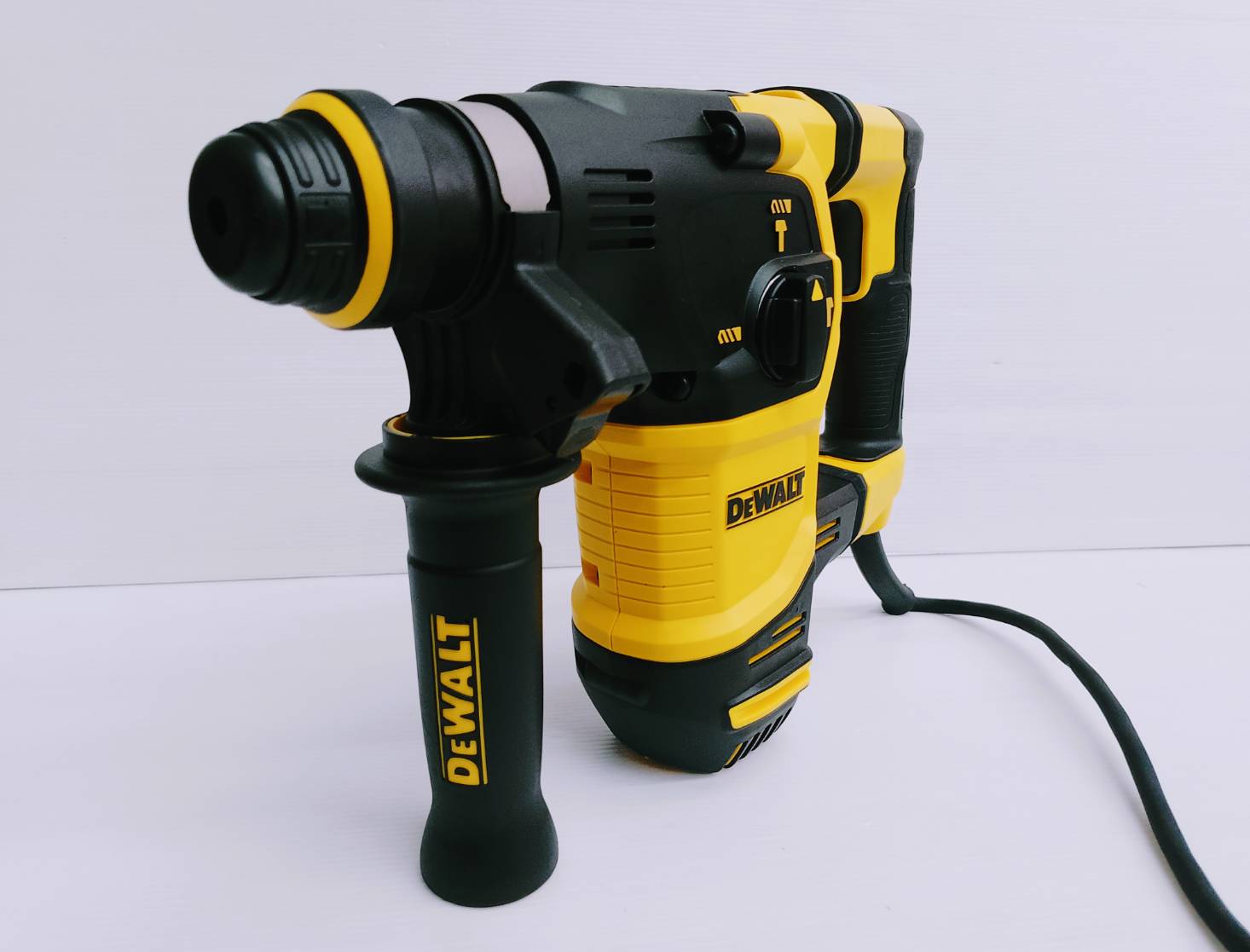 DEWALT รุ่น D25333K-B1 สว่านโรตารี่ 30mm 3 ระบบ 950W SDS Plus แบบมีสาย