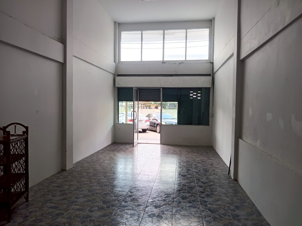 H1265 เซ้งตึกแถว 3.5ชั้น 3คูหา ใกล้วัดสวนแก้ว อยู่ติดทางเข้าวัดศรีราษฎร์ ติดถนนบางกรวย-ไทรน้อย ทำเลดี เหมาะค้าขายหรือทำธุรกิจ