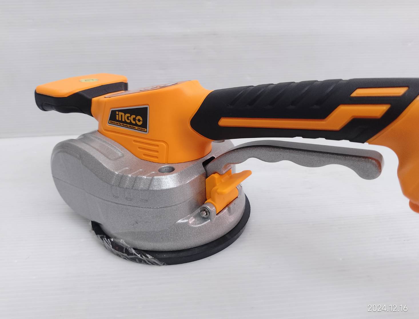 INGCO เครื่องดูดสั่นกระเบื้อง20V CTVLI20101 ครบชุดพร้อมกล่อง