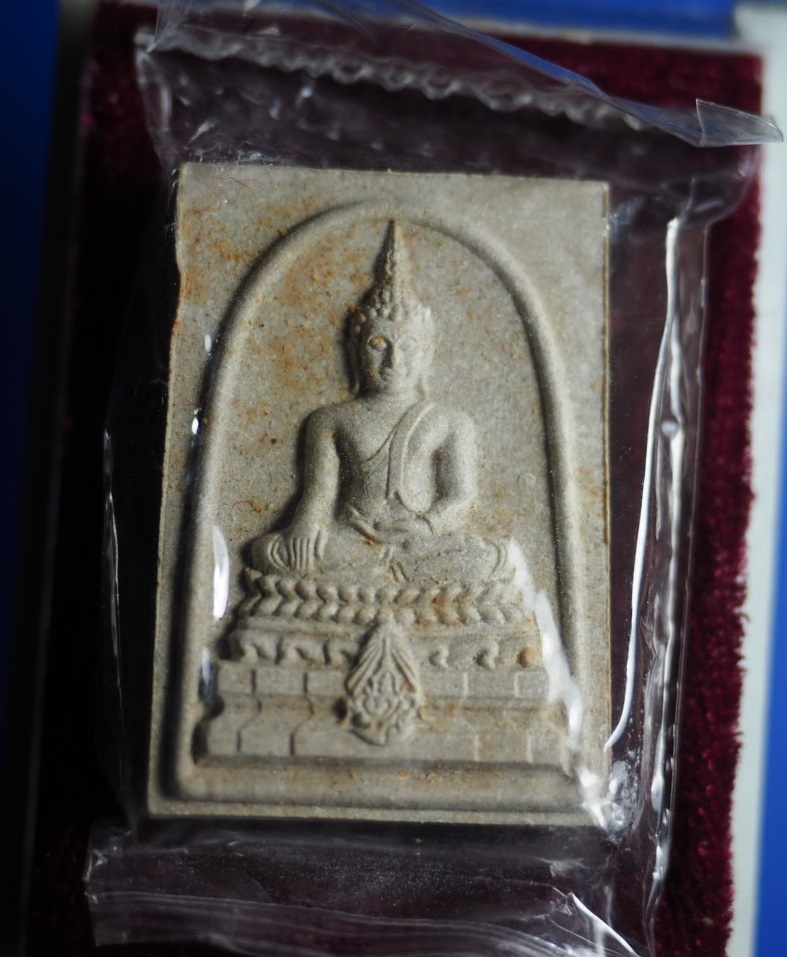 พระพุทธชินสีห์ ภปร. ทันโต เสฏโฐ ปี 2533 พิมพ์ใหญ่ มวลสารพระทนต์ในหลวงรัชกาลที่9 และ ผงจิตรลดา ฝังพลอยเสก พร้อมกล่องเดิม # F