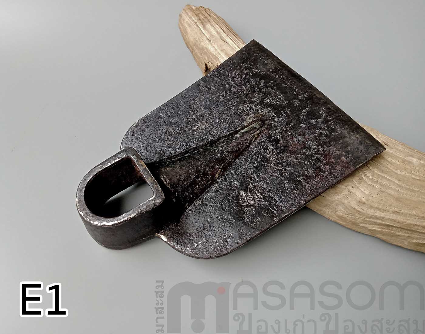 จอบเก่าตราอินทรีทอง