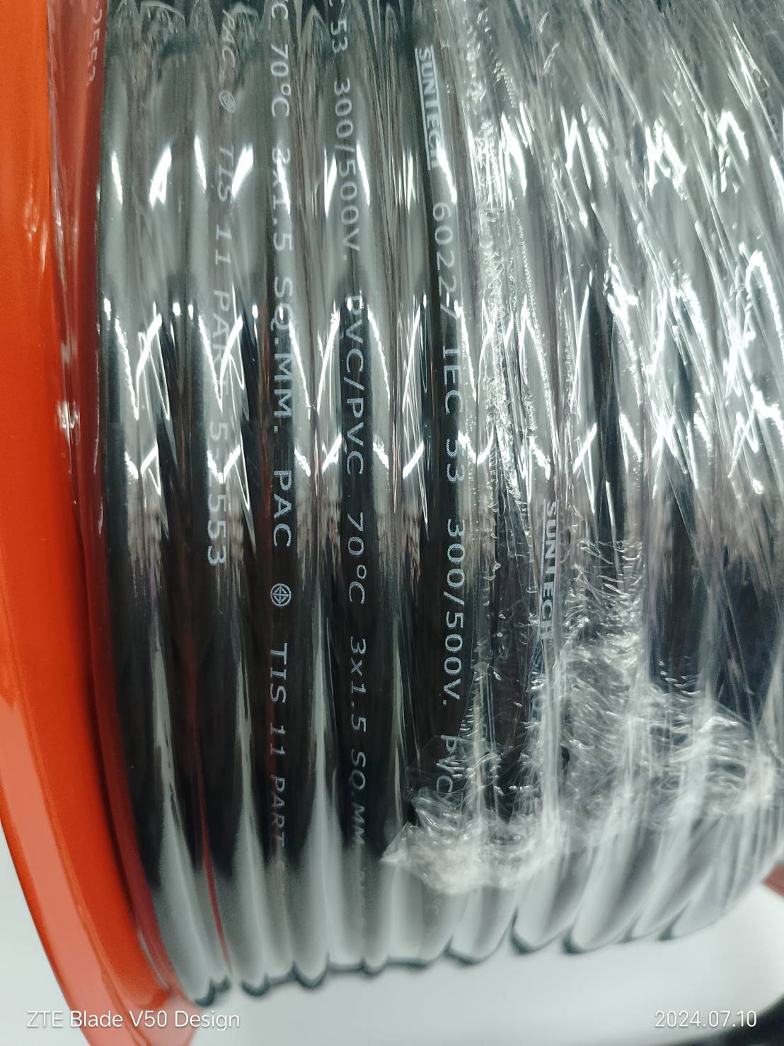 ล้อเก็บสายไฟ SUNTECH 16 A ขนาด 1.5 mm. x ยาว 15 เมตร มีเบรคเกอร์ AC1515