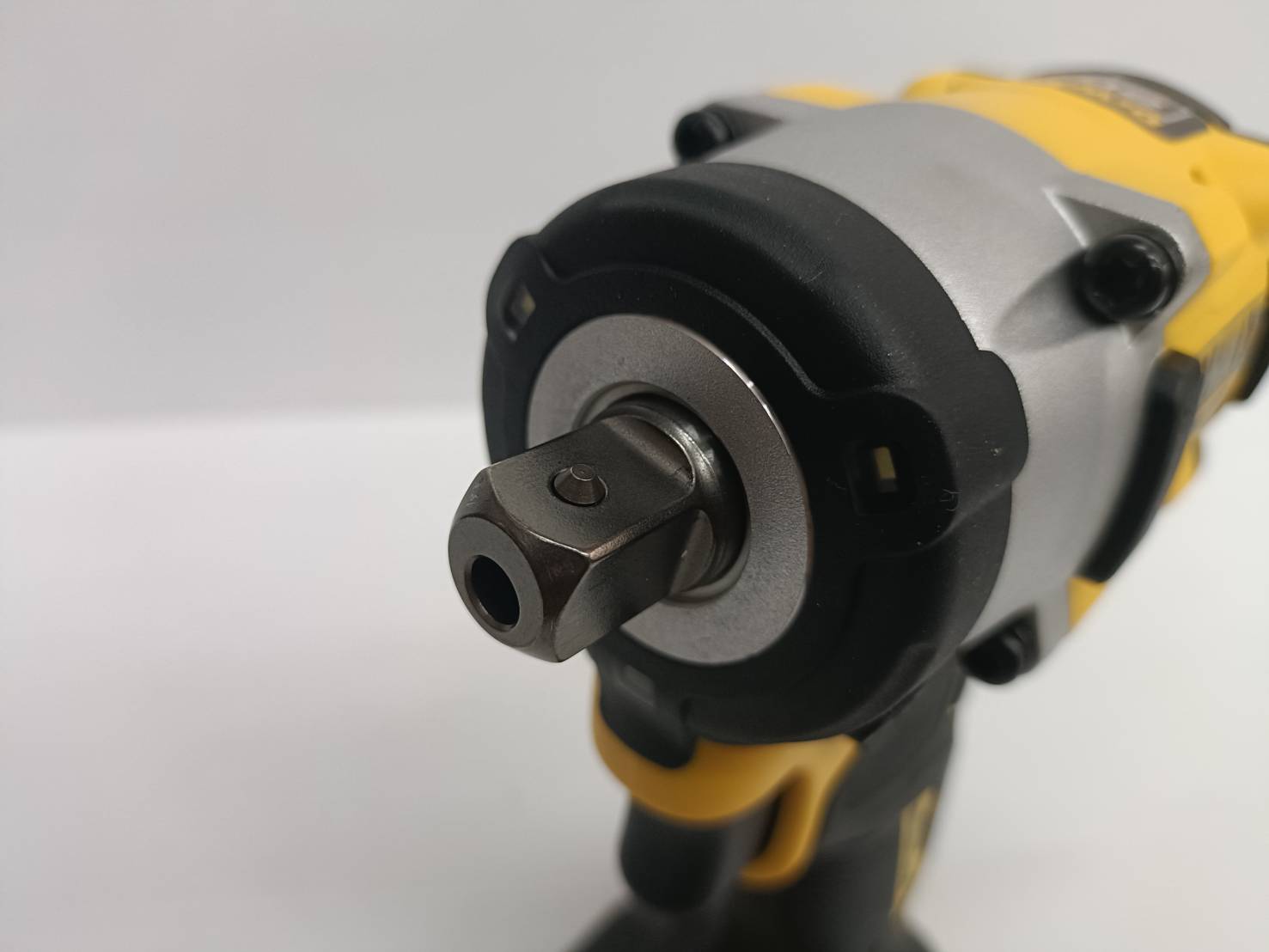 DEWALT บล็อกกระแทกไร้สาย 4 หุน 20V DCF922N-B1