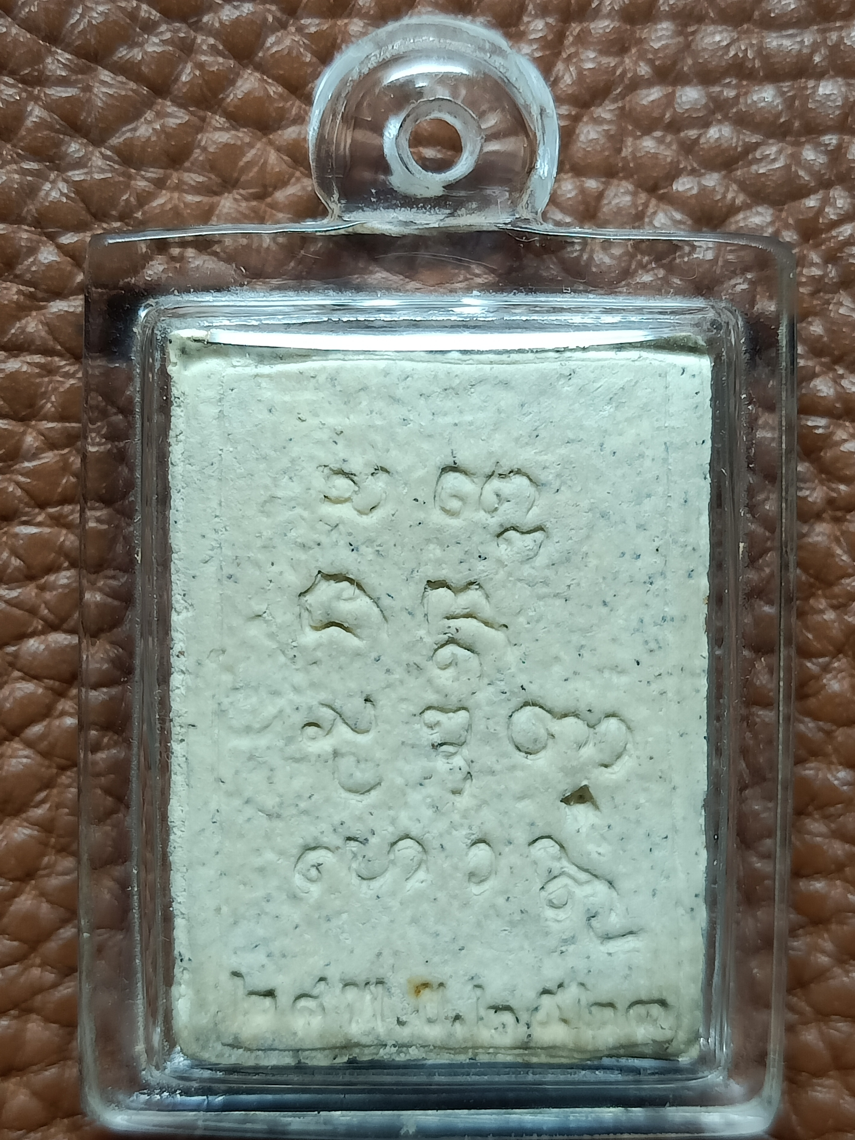 พระผงรูปเหมือน หลวงพ่อเกษม เขมโก ปี 2523 เลี่ยมกันน้ำพร้อมใช้ เนื้อมวลสารผสมผงวิเศษ เกศา จีวร สภาพสวยเดิม พุทธคุณสูงน่าใช้