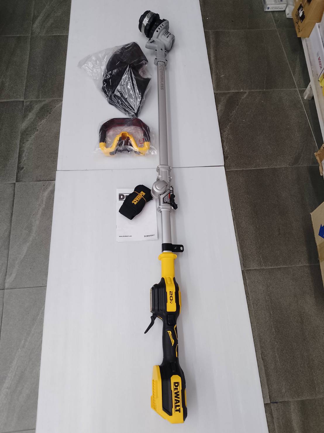 DEWALT รุ่น DCMST561P1-B1 เครื่องเล็มหญ้าไร้สาย 20Vmax (พร้อมกับแบตเตอรี่ 5.0AH)