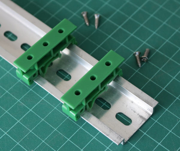 2x ฐานยึดราง DIN Rail สำหรับวางแผงวงจร (DIN RAIL MOUNTING)