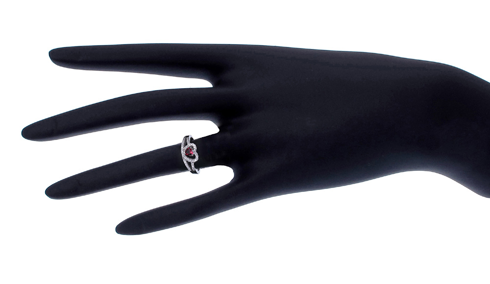 แหวนทองคำขาว ประดับเพชร CZ แหวนพลอยทรงหัวใจสีแดง ล้อมเพชรCZ ฉลุบ่าฝังเพชรเรียง 2 แถว แหวนดูเลอค่า คลาสสิกสไตล์ เหมาะกับทุกไลฟ์สไตล์ของสาวๆทุกช่วงวัย