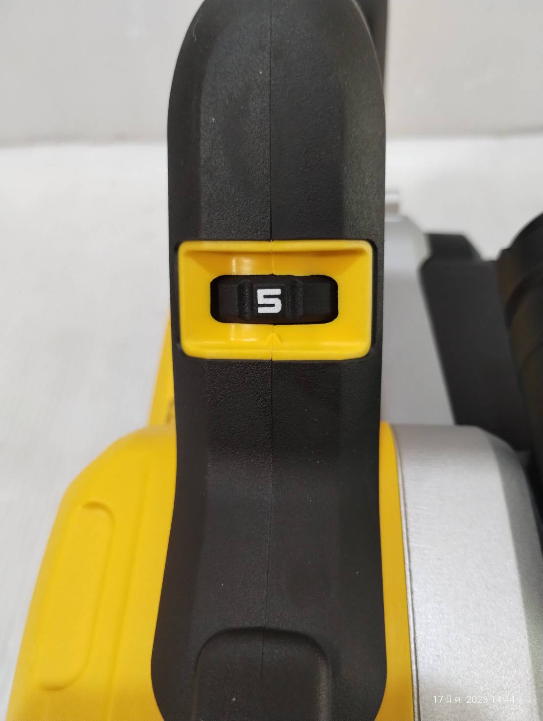 เครื่องขัดกระดาษทรายสายพาน20V DCW220N Dewalt (ตัวเปล่า)