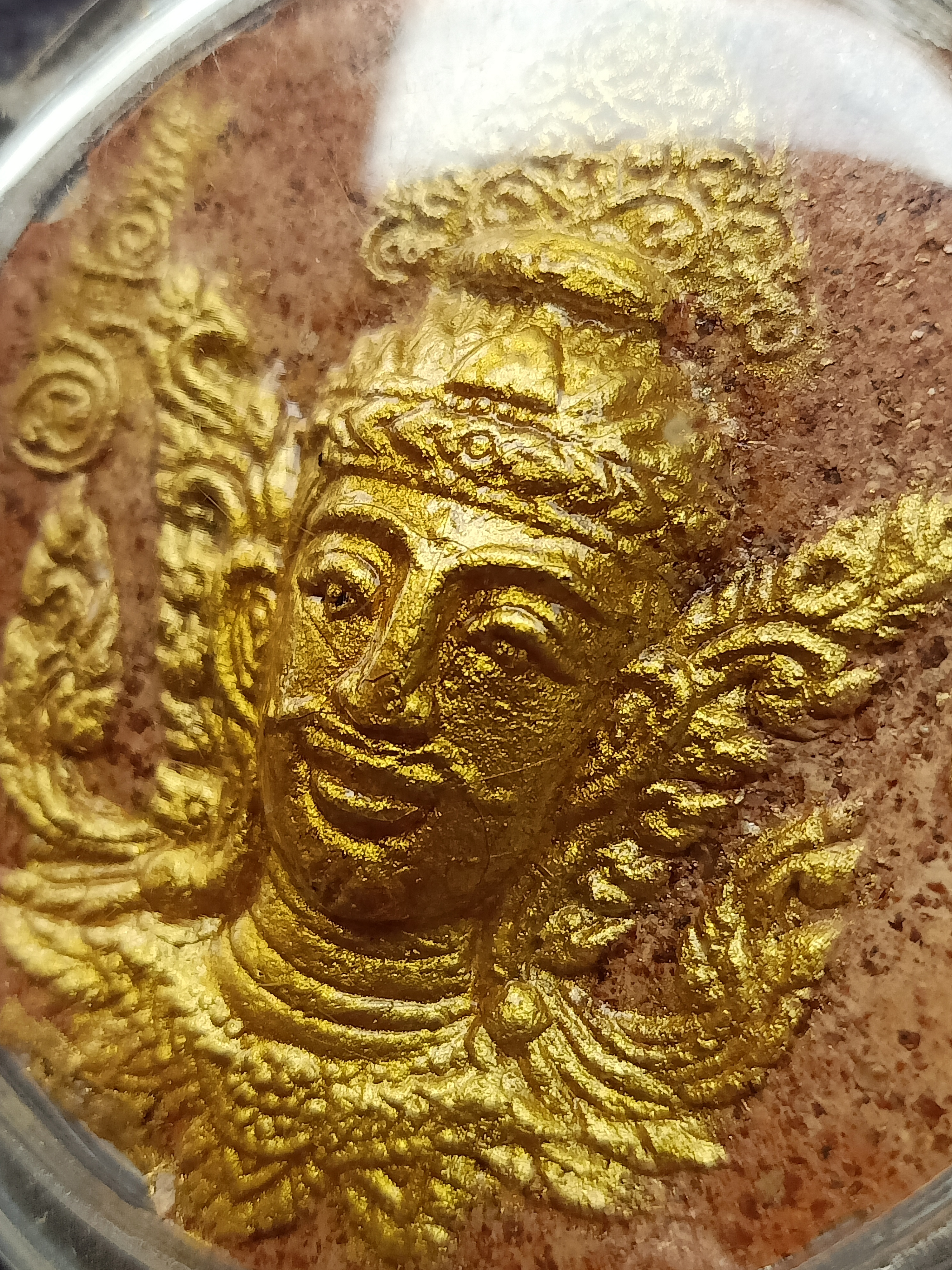 พระลักษณ์หน้าทอง เนื้อผง หลวงปู่กาหลง เขี้ยวแก้ว วัดเขาแหลม ปี 2550 เลี่ยมกันน้ำพร้อมใช้