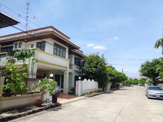 H1201 ขายบ้านเดี่ยว 50 ตร.วา หมู่บ้านวรารักษ์ อยู่ถนนเลียบคลองสอง ซอย27 ใกล้ซาฟารีเวิลด์ แชวงสามวาตะวันตก มีนบุรี ตกแต่งสวย พร้อมอยู่