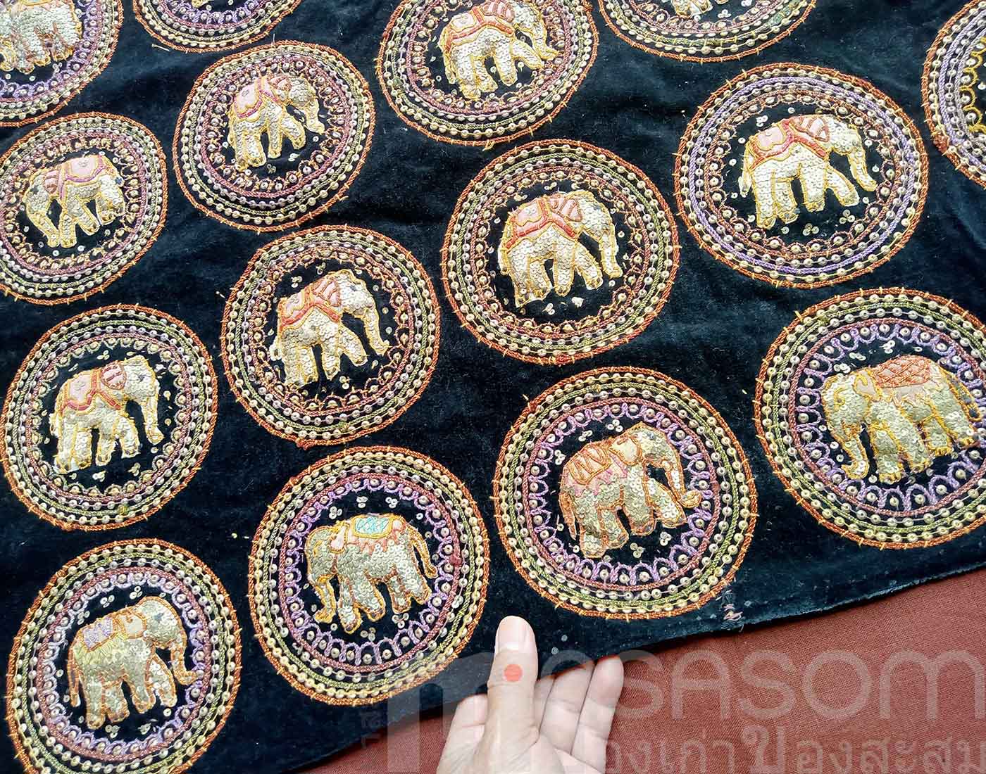 ผ้าปักรูปช้าง