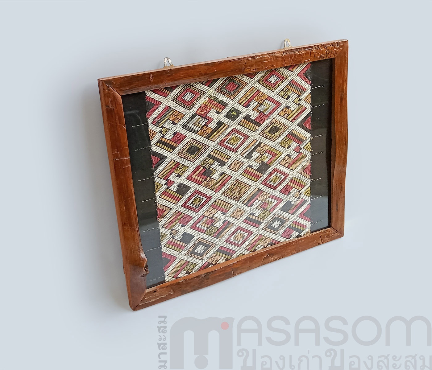 ผ้าไหมทอมือในกรอบไม้สัก