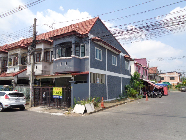 H1123 ขายทาวน์เฮ้าส์ 2 ชั้น 16 ตร.วา หมู่บ้านจินดาทาวน์ หลังมุม รีโนเวทใหม่ ซอยคู้บอน 27 แยก 56 (รามอินทรา กม. 8)