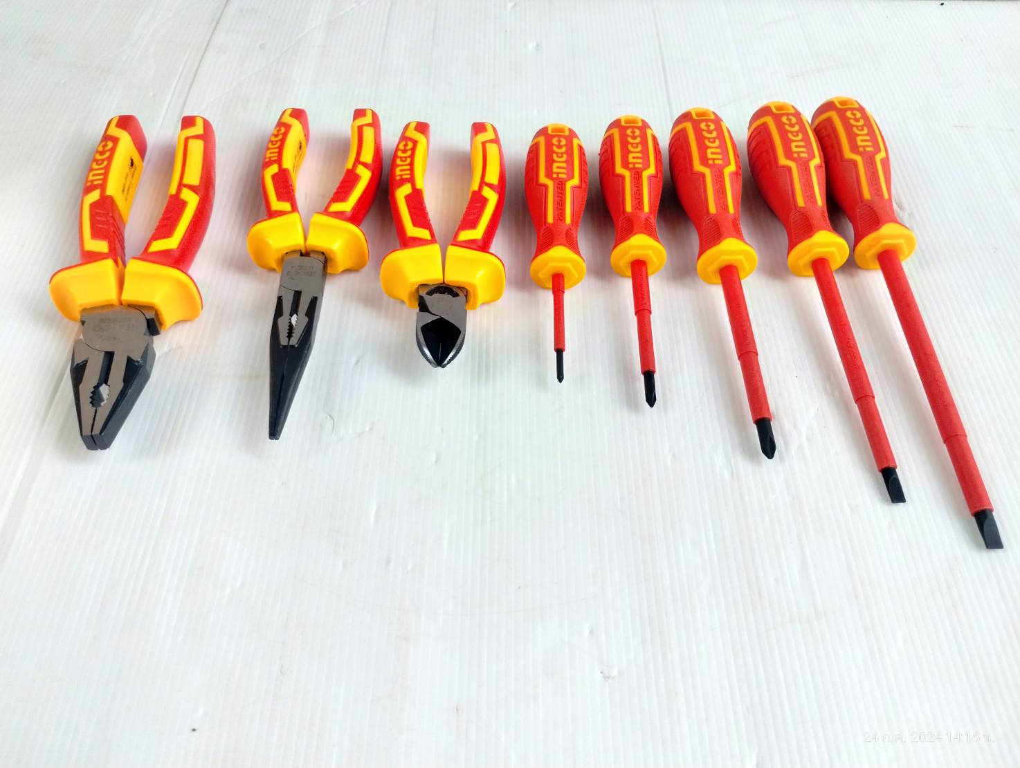 INGCO Combo Set ชุดเครื่องมือฉนวนไฟฟ้า 8 ชิ้น HKIST3081