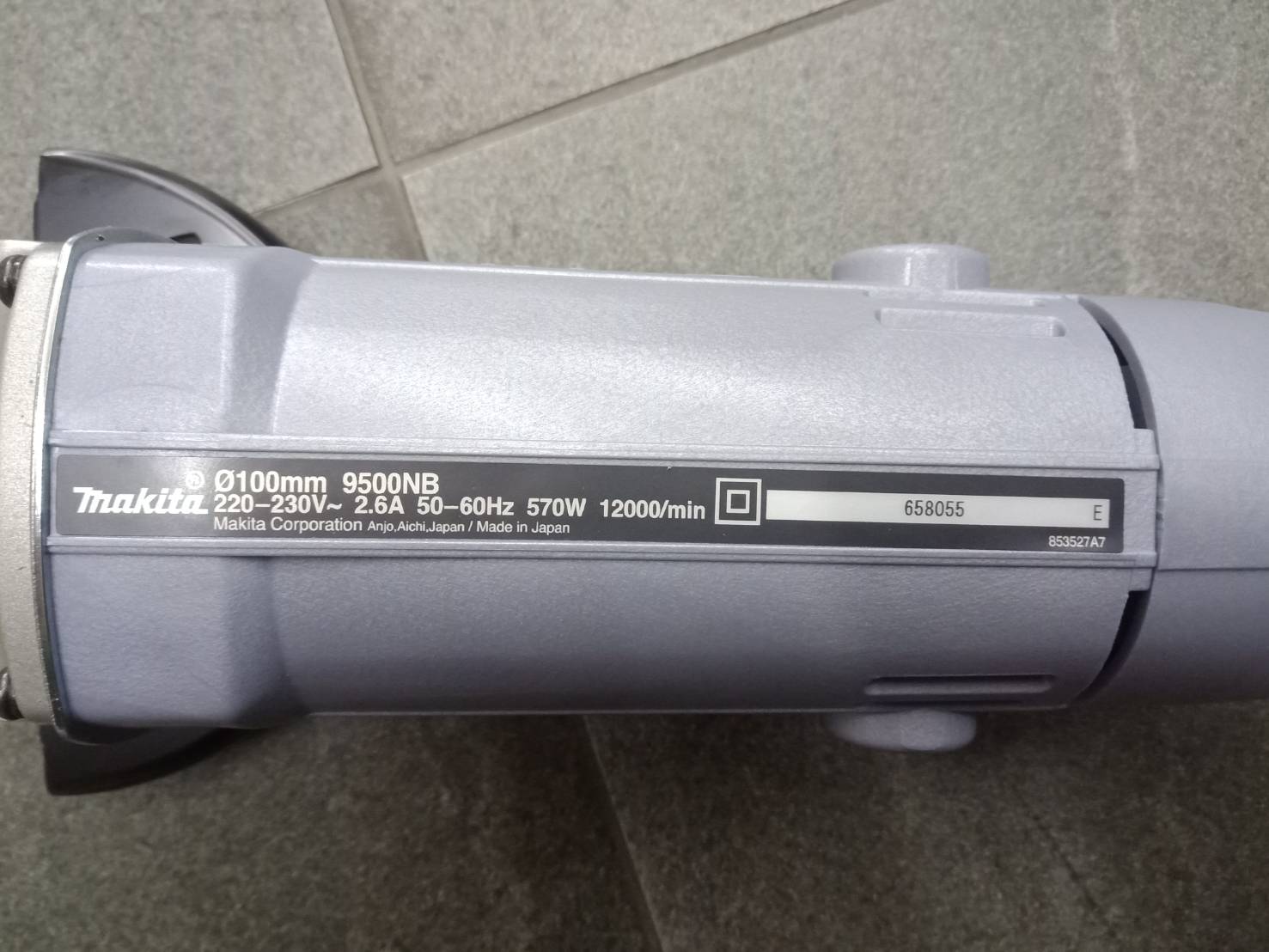 MAKITA 9500NB เครื่องเจียร์ 4″ (100 มิล) 570 วัตต์ Made in Japan