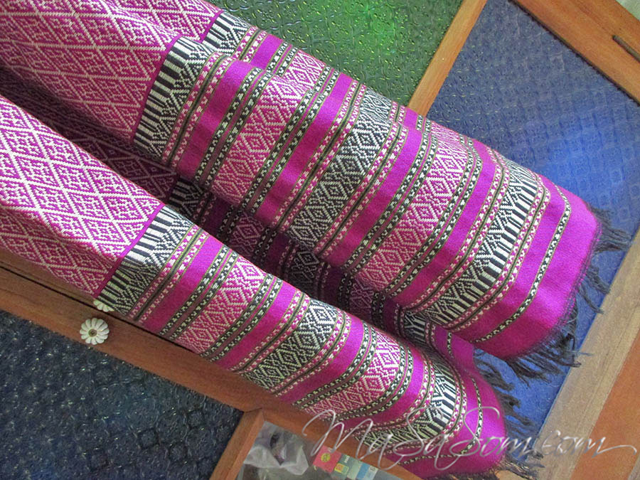 ผ้าคลุมไหล่ทอมือสีแดง