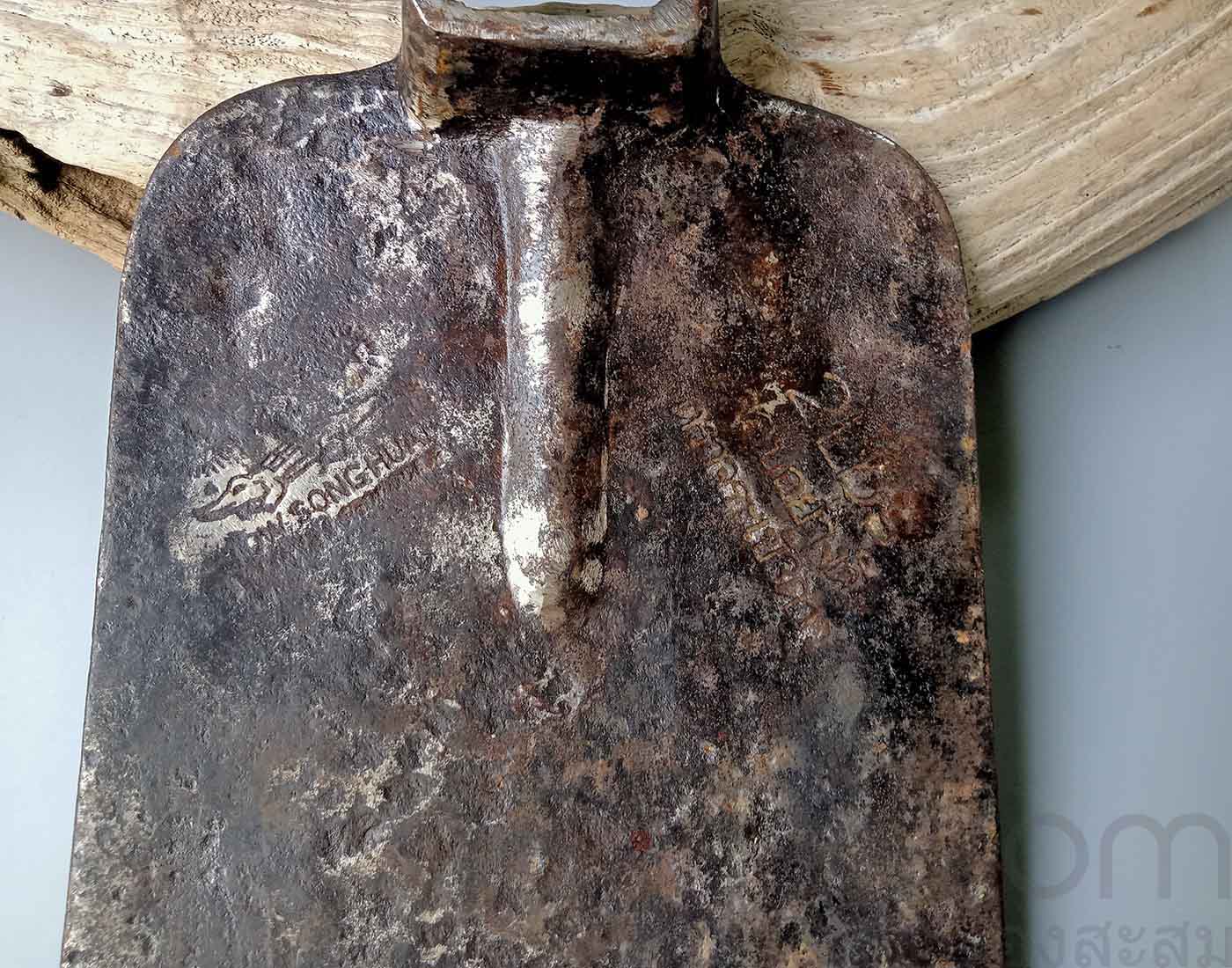 จอบเหล็กเก่าตราจระเข้