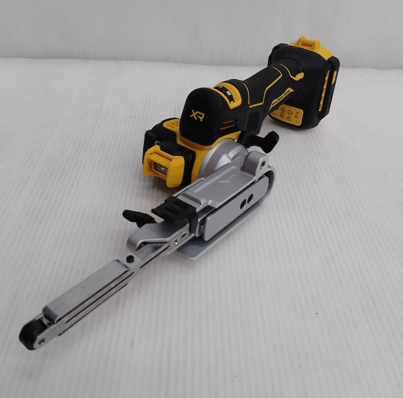 เครื่องขัดกระดาษทรายเข็มขัด20V DCM200N DEWALT (เฉพาะตัวเครื่อง)