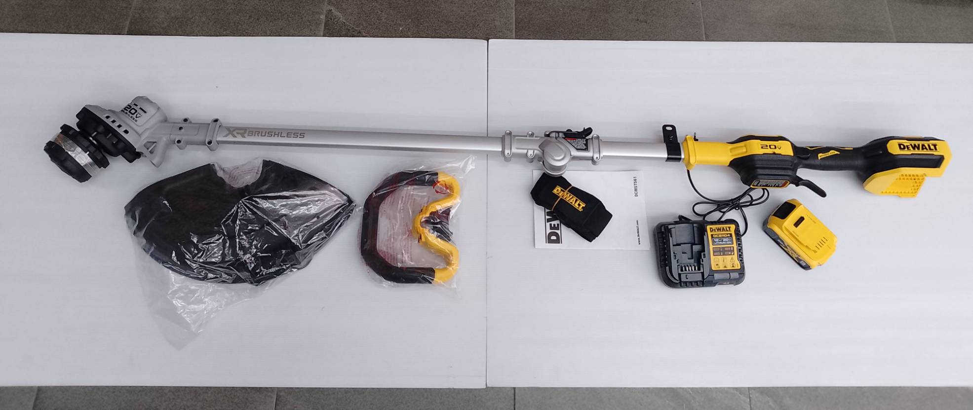 DEWALT รุ่น DCMST561P1-B1 เครื่องเล็มหญ้าไร้สาย 20Vmax (พร้อมกับแบตเตอรี่ 5.0AH)