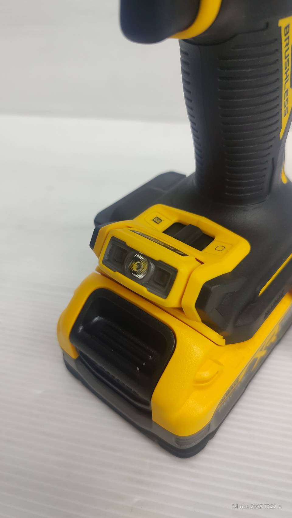 สว่านกระแทกไร้สายไร้แปรงถ่าน 20V DCD806S1T-B1 DEWALT