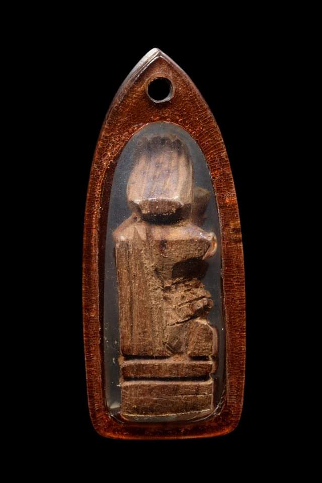 นางกวักไม้คูณแกะ หลวงปู่ทิม อิสริโก วัดละหารไร่ จ.ระยอง แท้สวย เลี่ยมเก่า การันตีแท้ด้วยรางวัลที่ 3 งานใหญ่ จ.ชลบุรี