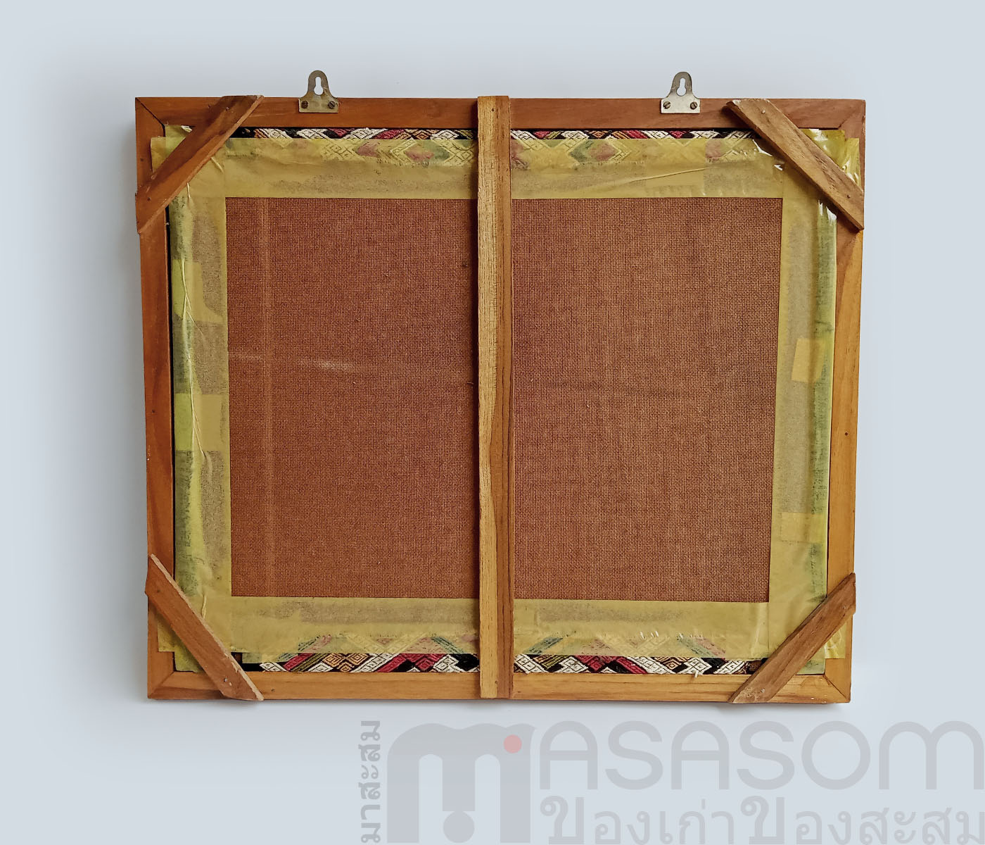 ผ้าไหมทอมือในกรอบไม้สัก