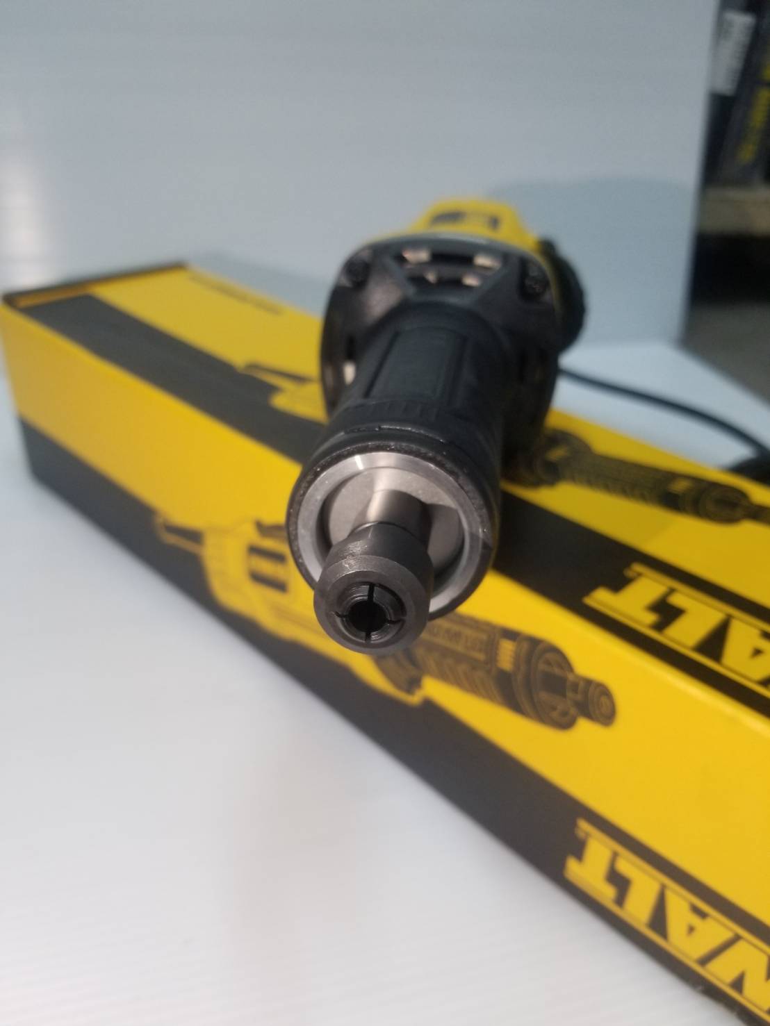 หินเจียรคอตรง DWE886P DEWALT