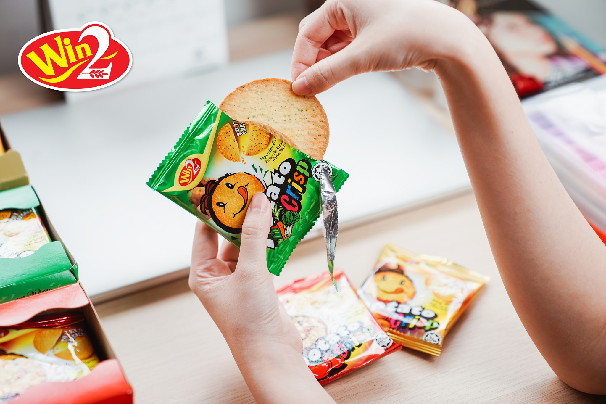 รสผัก สุดฮิต ขายดี (1 กล่อง 30 ซอง) ขนมแคร็กเกอร์มันฝรั่งบางกรอบ ปังยิ้มแลบลิ้น Win2 Potato Crackers Crisp อบใหม่จากมันฝรั่งแท้ รับรองฮาลาล เป็นมิตรกับมังสวิรัต