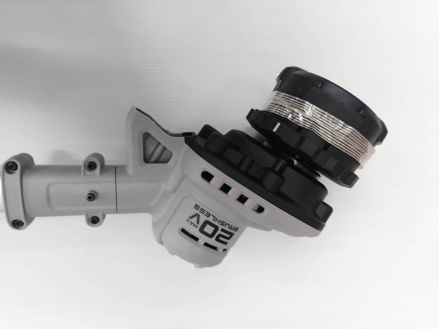 DEWALT รุ่น DCMST561P1-B1 เครื่องเล็มหญ้าไร้สาย 20Vmax (พร้อมกับแบตเตอรี่ 5.0AH)