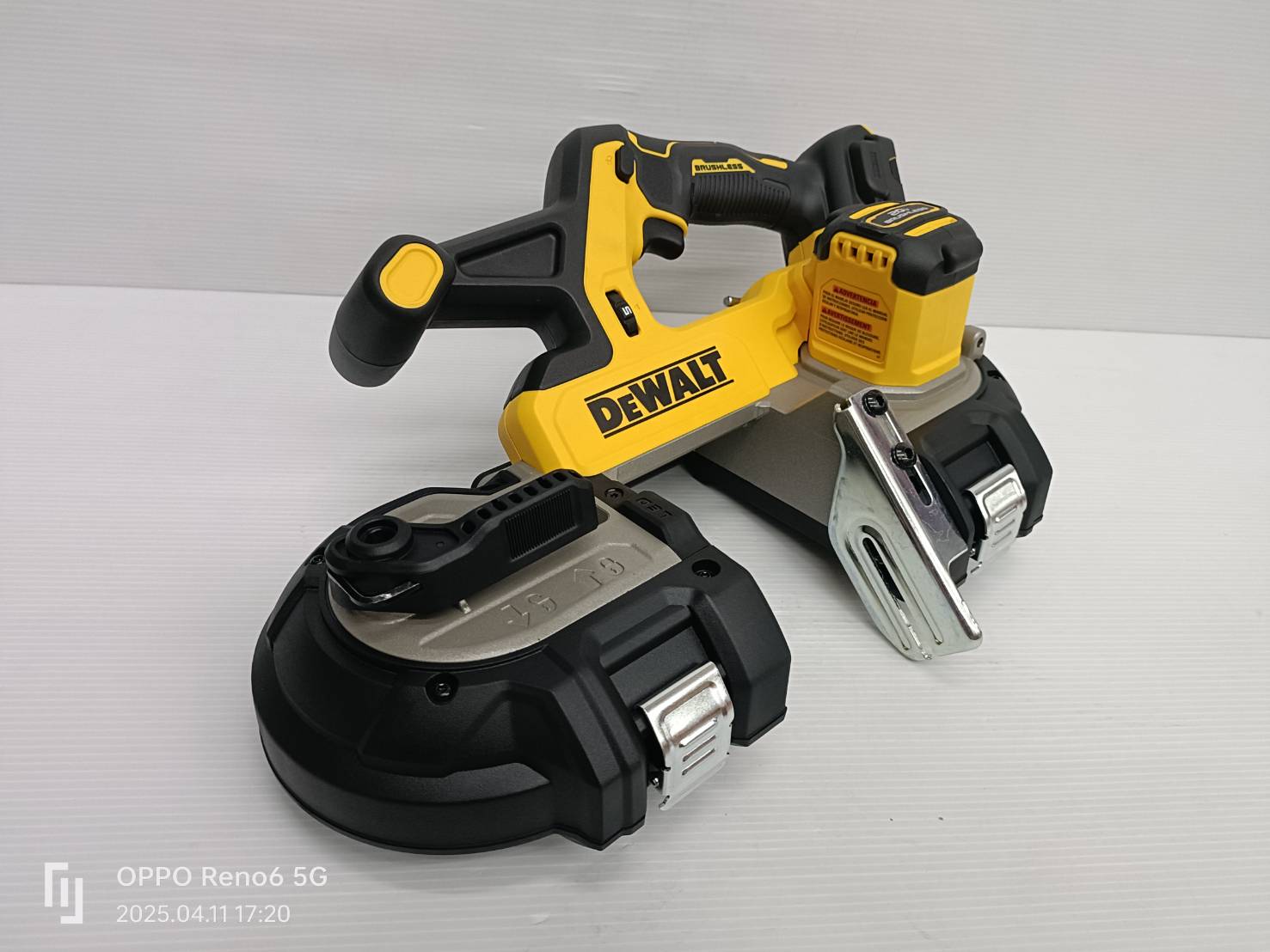 เลื่อยสายพายมือเดียว 20V DCS378B DEWALT