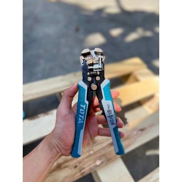 คีมปอกสายอัตโนมัติ ( ตัด ปอก ย้ำ ) รุ่น THT15246 Total