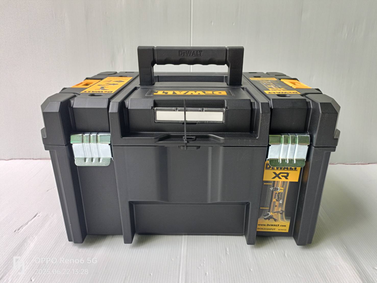 DEWALT รุ่น DCK2026P2T-B1ชุดคอมโบ้สว่านกระแทกและเครื่องเจียรไร้สาย