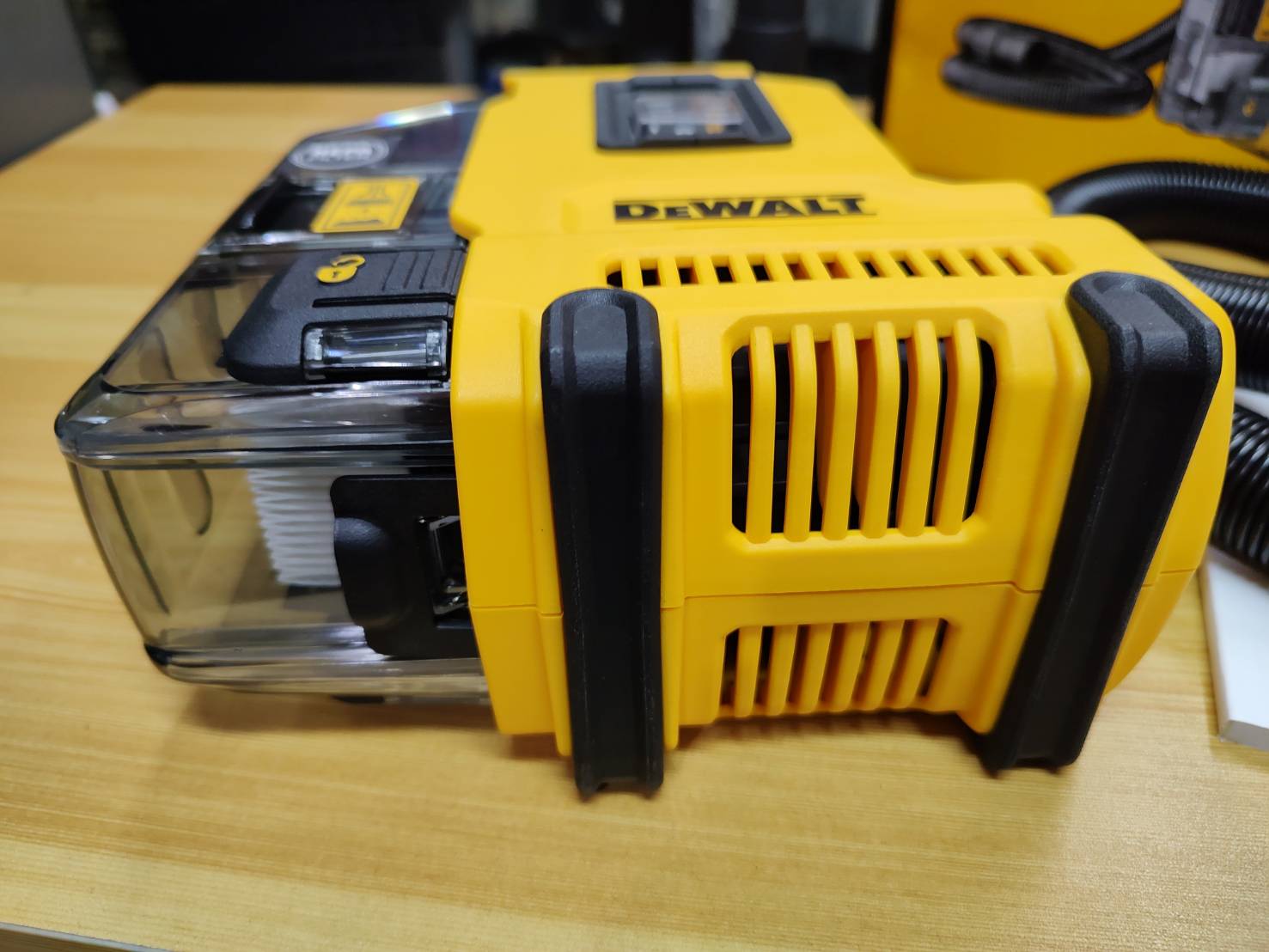 เครื่องดูดฝุ่น DWH161N DEWALT
