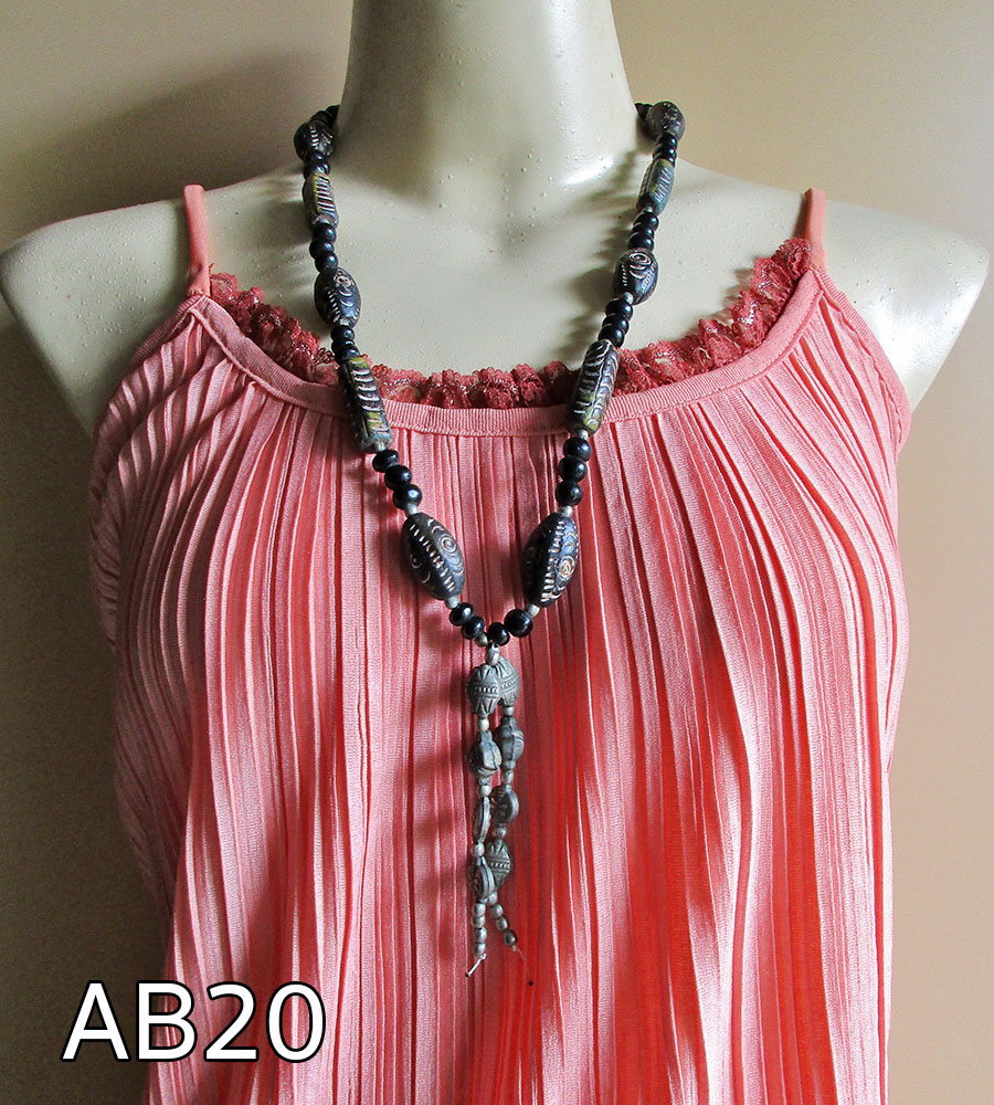 สร้อยลูกปัดดินเผาเก่า