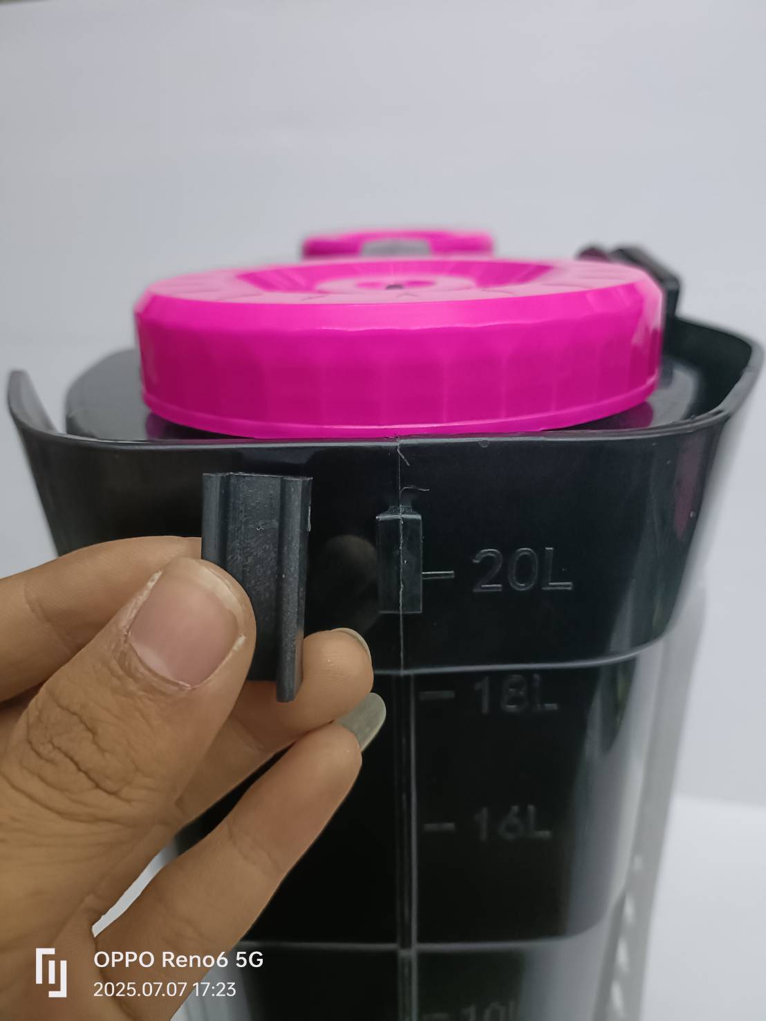 เครื่องพ่นยาแบตเตอรี่ 20ลิตร CPT-20LT CAPITAL