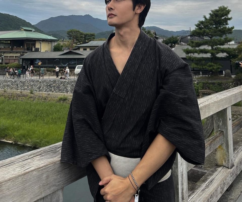 ยูกาตะชายสีกรมดำ