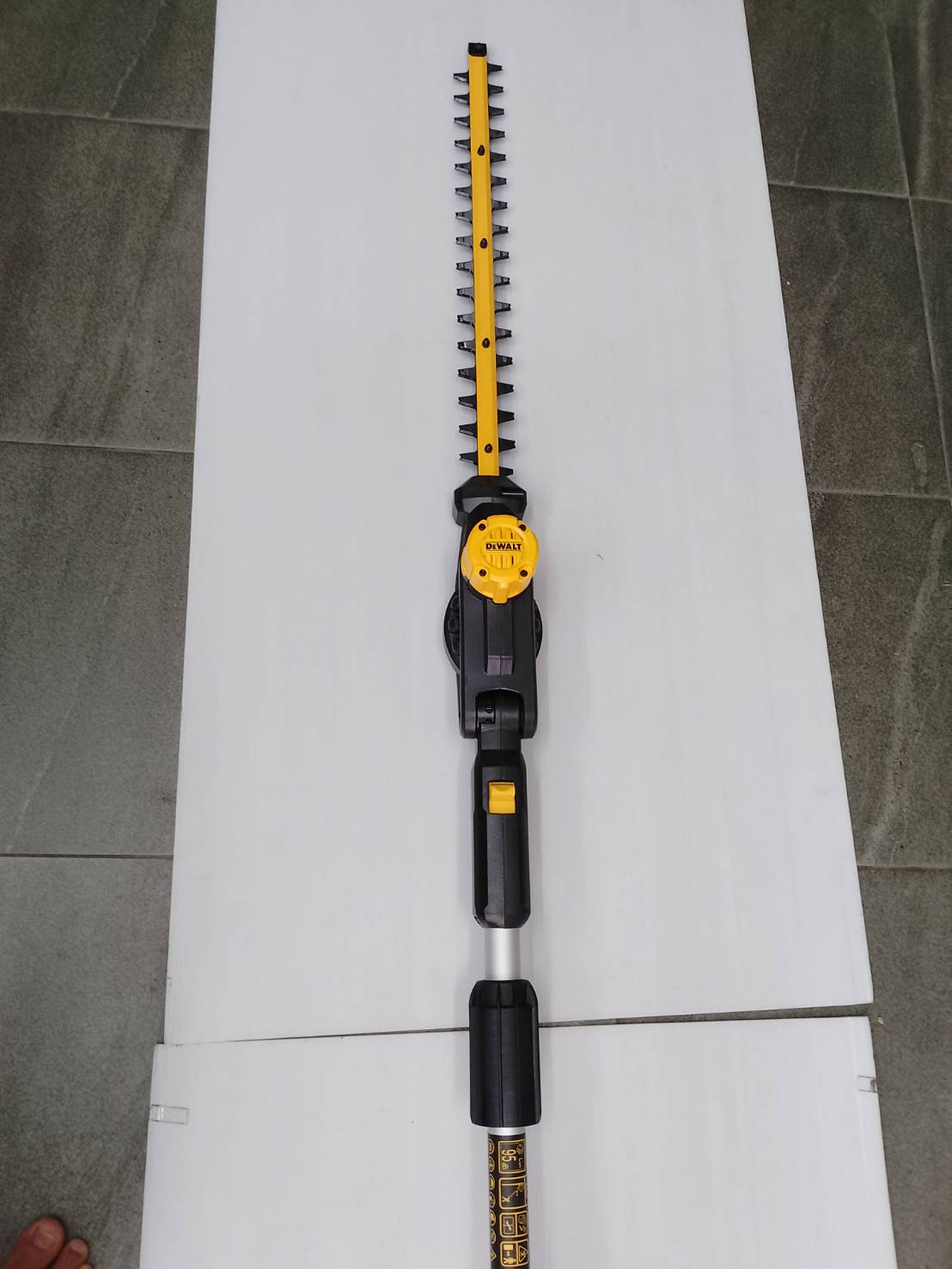 DEWALT เครื่องเล็มพุ่มไม้สูง18V DCMPH566N-XJ (ตัวเปล่า)